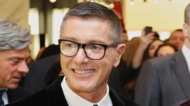 Stefano Gabbana portant des lunettes et souriant