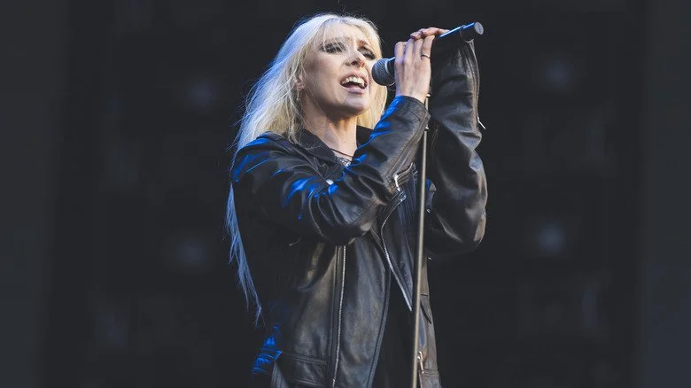 Taylor Momsen portant une veste noire et chantant sur scène
