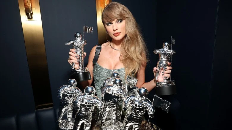 Taylor Swift portant une robe argentée et posant lors des MTV Video Music Awards