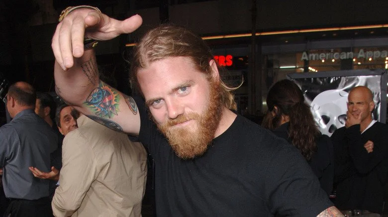 Ryan Dunn avec la main levée
