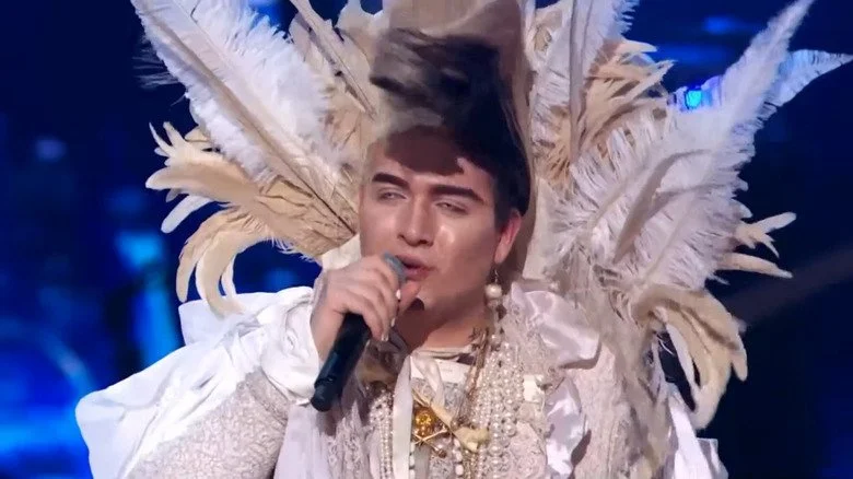 Kayvon Zand déguisé et parlant sur America's Got Talent