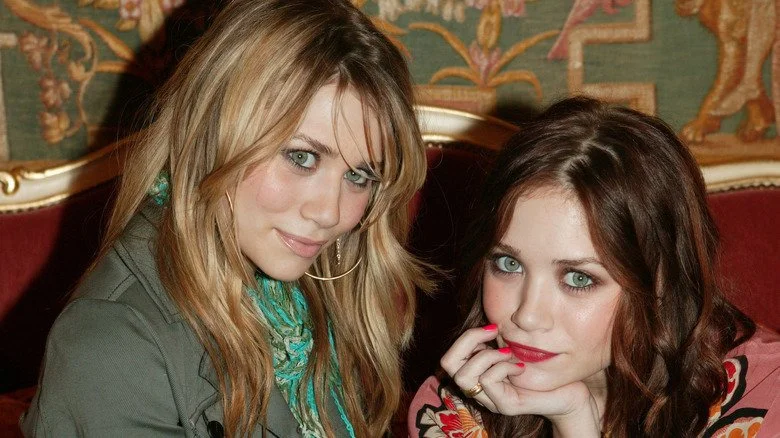 Mary-Kate et Ashley Olsen lors du lancement de leur ligne de vêtements chez Walmart