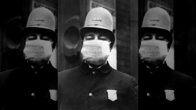 Policier portant un masque pendant la pandémie de 1918