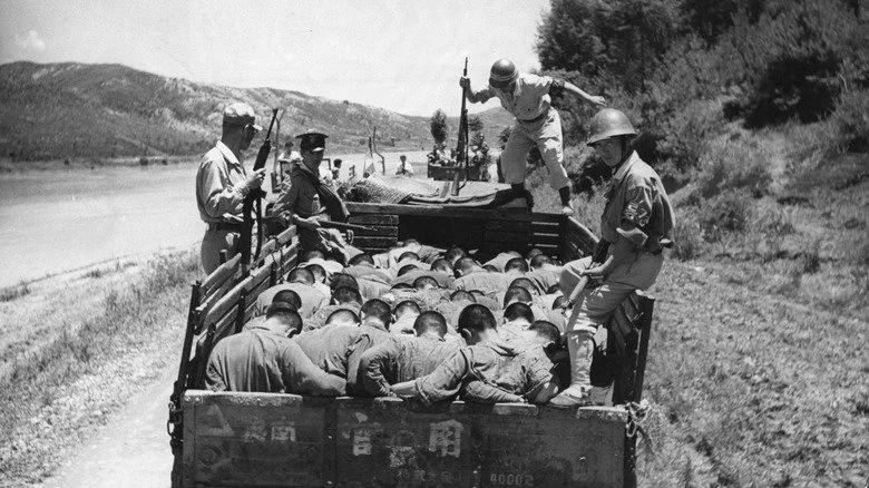 Traîtres présumés de la Corée du Sud transportés vers leur exécution.