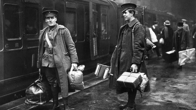 Officiers britanniques pendant la Première Guerre mondiale à la gare