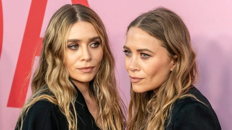 Mary-Kate et Ashley Olsen se regardant