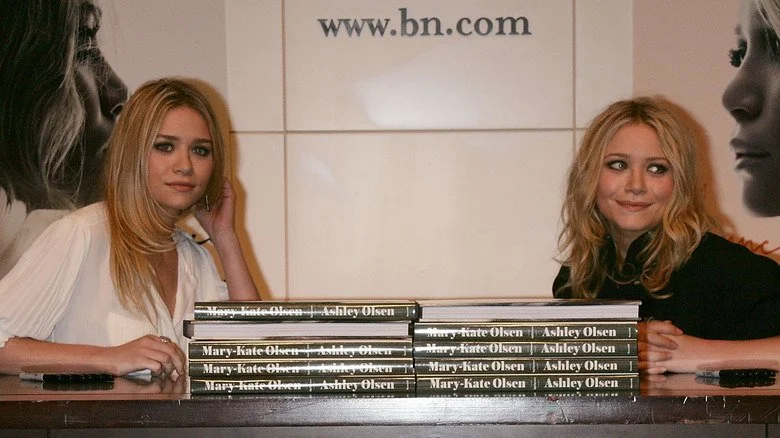 Mary-Kate et Ashley Olsen lors d'une séance de dédicace de leur livre