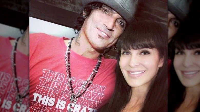 Tommy Lee et Elaine Starchuk souriant et se tenant dans les bras