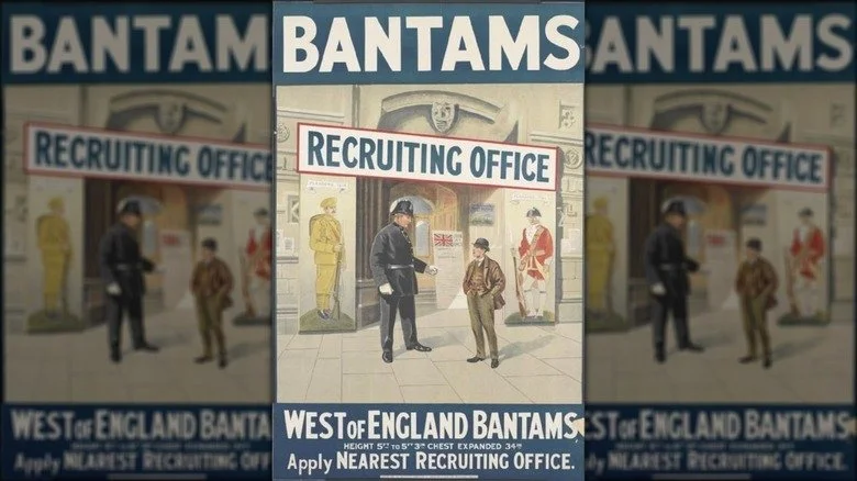 Affiche de recrutement bantam pour l'armée britannique affichant un homme de petite taille devant un bureau de recrutement.