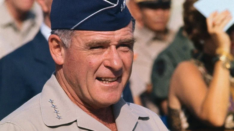 Gen. John D. Lavelle en face des troupes au Vietnam