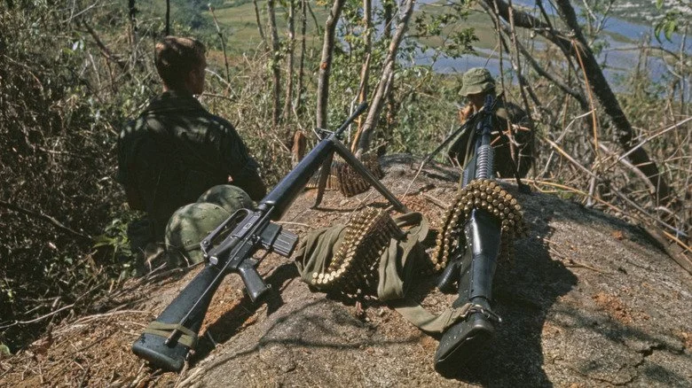 M16 monté et mitrailleuse devant des troupes au Vietnam