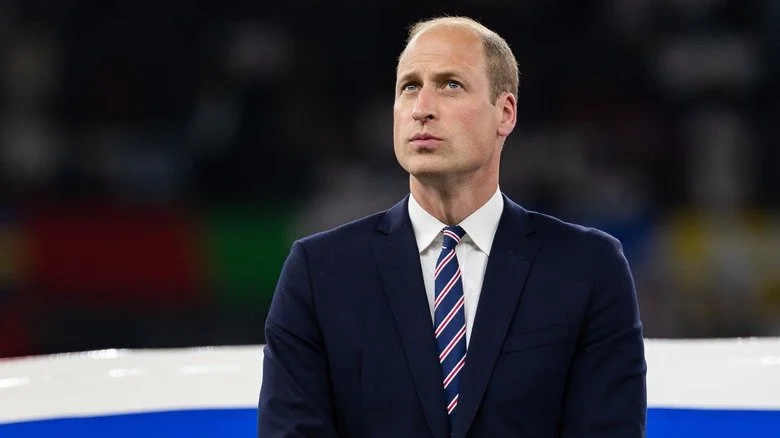 Prince William en costume sombre lors d'un événement sportif