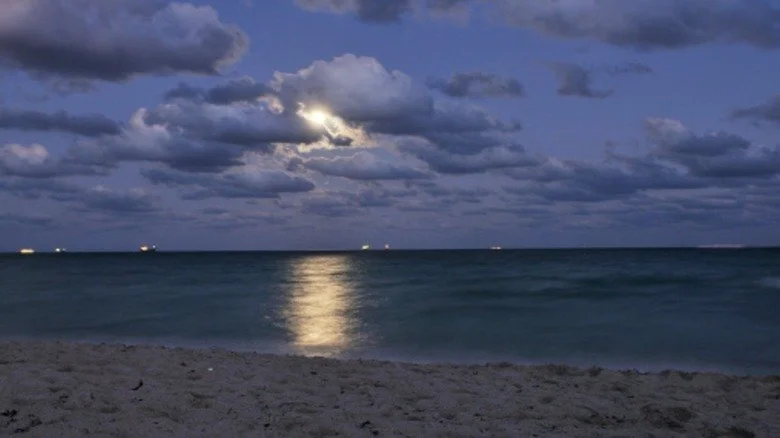 Lever de lune au-dessus de l'océan depuis Miami Beach
