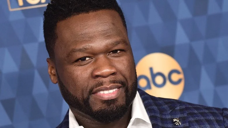 50 Cent en costume bleu