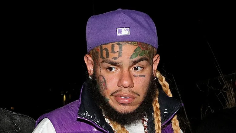 Tekashi 6ix9ine avec un chapeau violet et des tatouages sur le visage