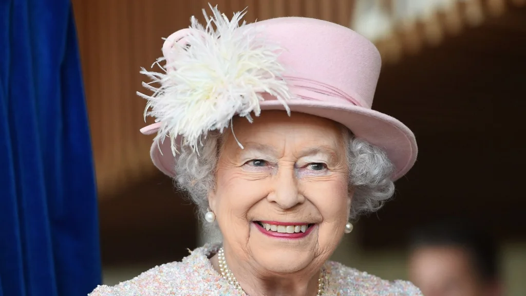 Comment la Reine Elizabeth a Financièrement Gagné son Robe de Mariage