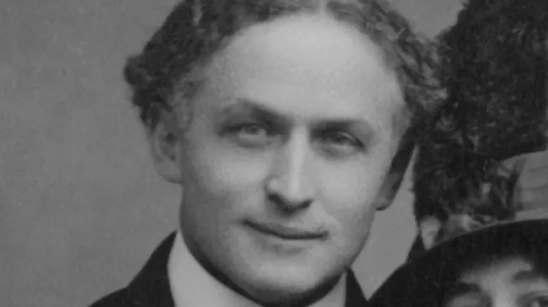 Découvrez Harry Houdini sous un nouveau jour avec cette photo colorisée