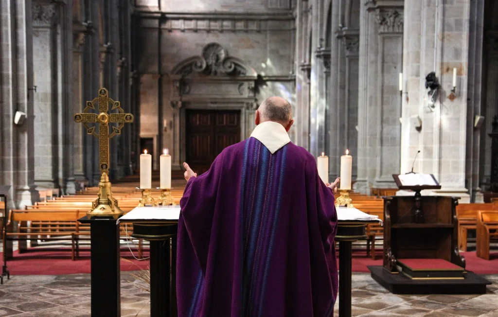 Deux prêtres suspendus en Bretagne pour comportement inapproprié