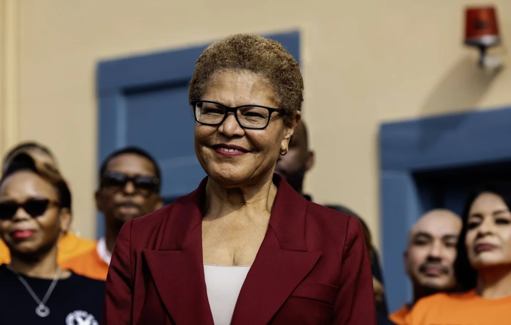 Incendies à Los Angeles : La maire Karen Bass sous le feu des critiques