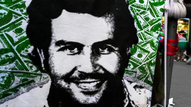La Mythologie de Pablo Escobar : Son Mugshot Iconique