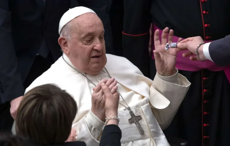 Le pape François chute à Sainte-Marthe, pas de fractures signalées
