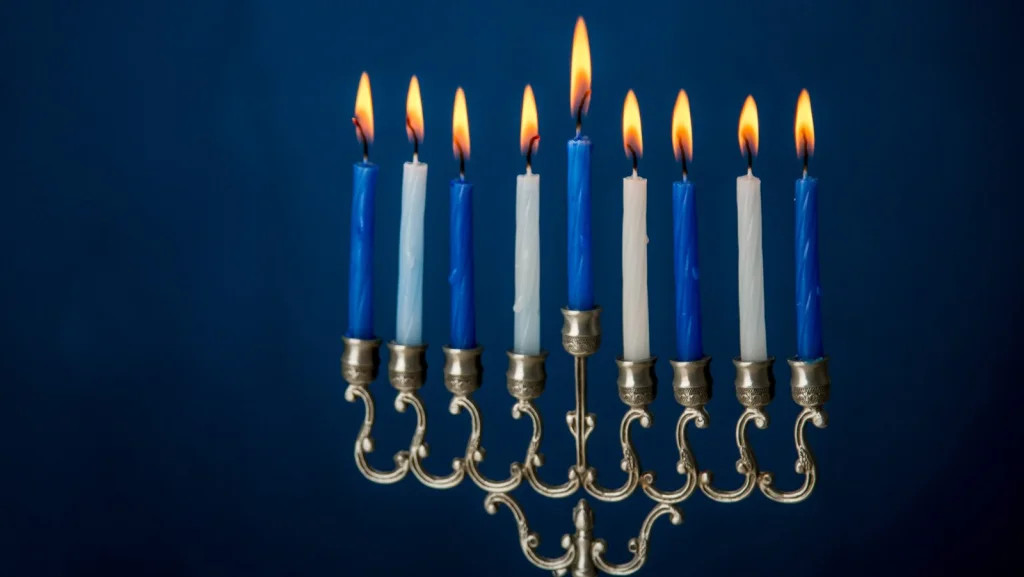 Les Couleurs de Hanukkah : Pourquoi le Bleu et le Blanc ?