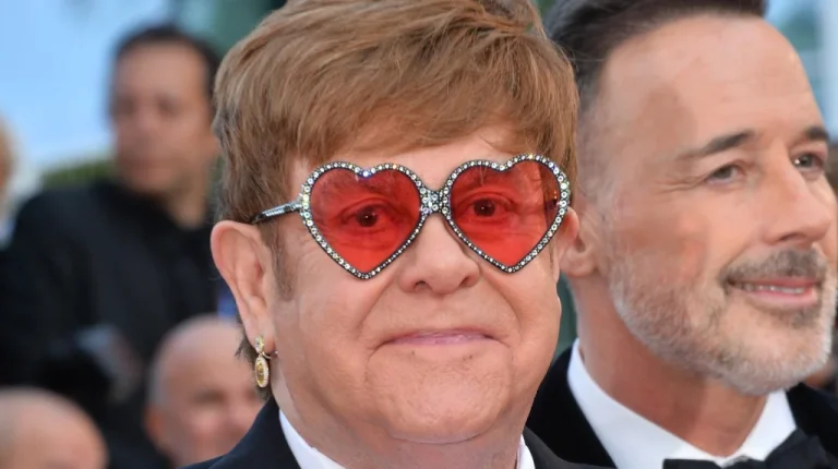 Les exigences étonnantes d&rsquo;Elton John lors de ses séjours à l&rsquo;hôtel