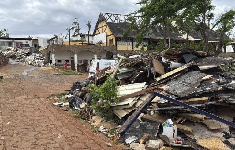 Mayotte : Incendies ravagent l&rsquo;île après le cyclone Chido