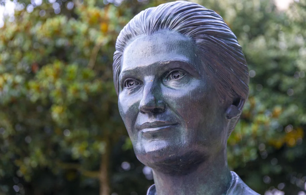 Neuf étudiants condamnés pour vandalisme de la statue de Simone Veil