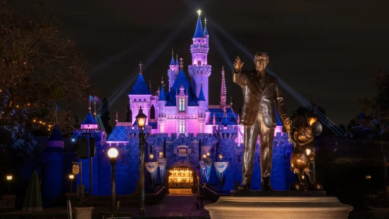 Pourquoi Disneyland abrite des chats : découverte surprenante