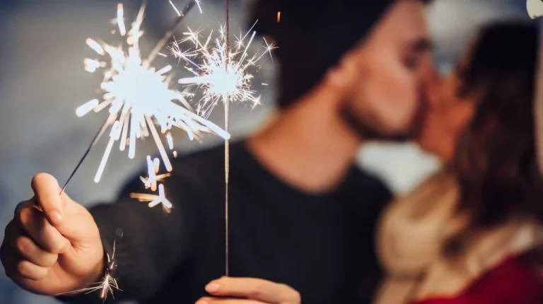Pourquoi le baiser de minuit du Nouvel An est une tradition