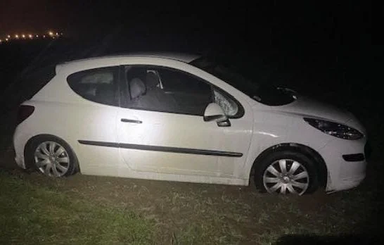 Un chauffard se cache dans la boue pour échapper aux gendarmes