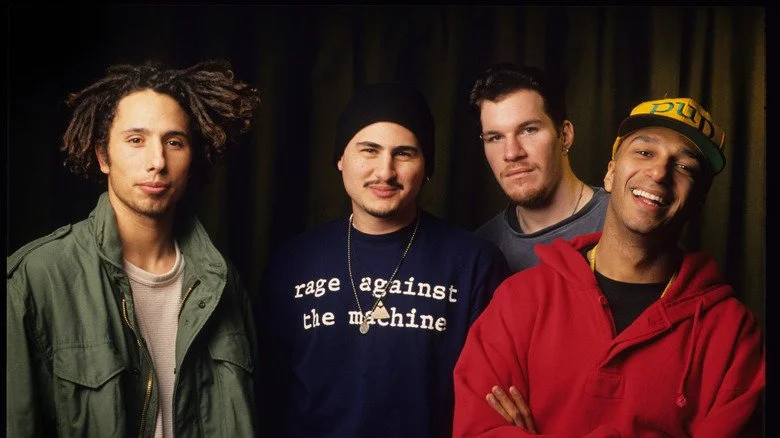 Rage Against the Machine souriant lors d'une séance photo de groupe