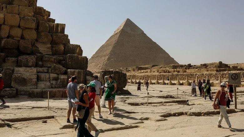 Grande Pyramide avec touristes
