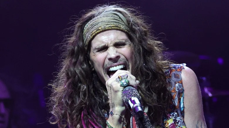 Steven Tyler chantant avec Aerosmith en 2023