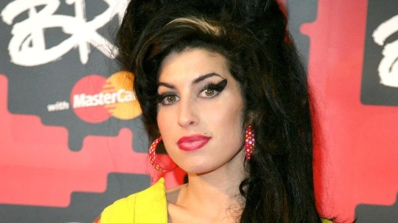 Amy Winehouse en robe jaune