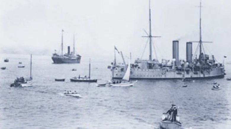 Komagata Maru escorté par le HMCS Rainbow