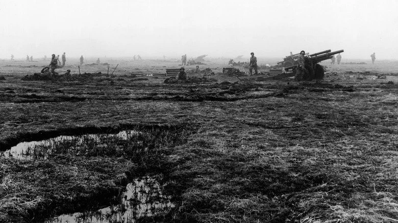 Des soldats américains chassant les Japonais sur Attu, Alaska