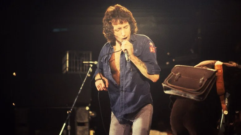 Bon Scott d'AC/DC chantant sur scène au Aragon Ballroom en 1978