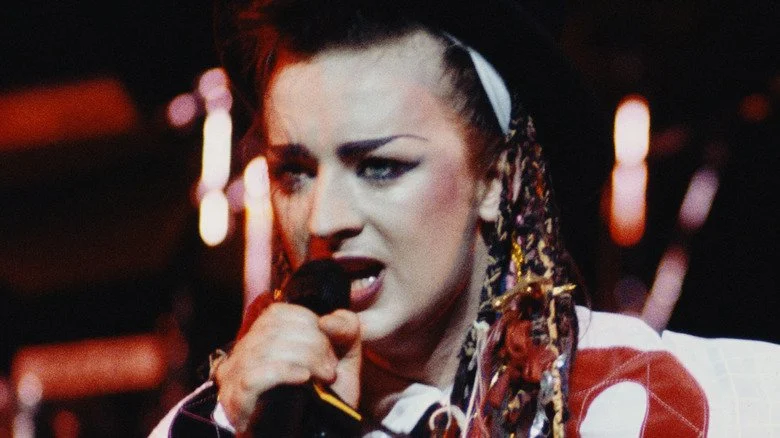 Boy George chantant