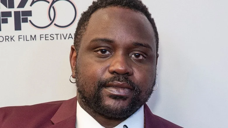 Brian Tyree Henry en veste maroon