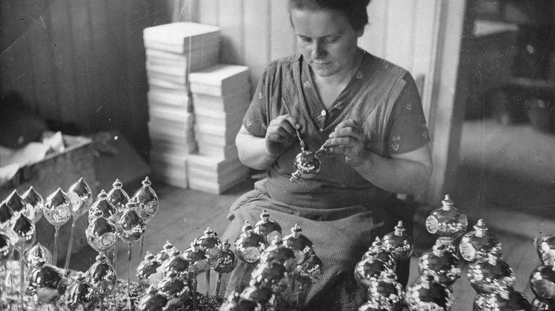 Une femme fabriquant des ornements de Noël en 1935