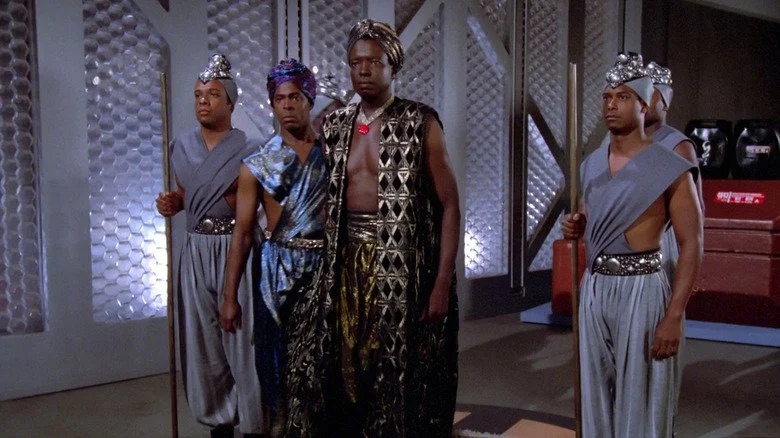 Une scène de 'Code of Honor' présentant des extraterrestres africains stéréotypés.