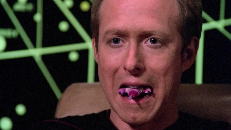 Un alien s'échappe de la bouche d'un homme dans un extrait de Star Trek, épisode 'Conspiracy'