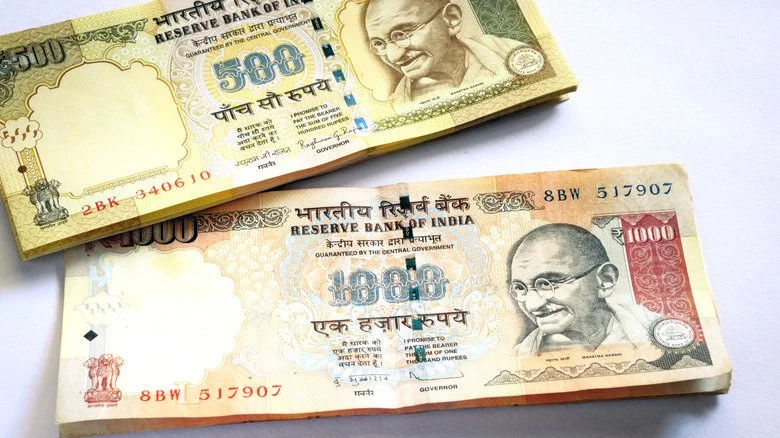 Empilements de billets de 500 et 1000 roupies