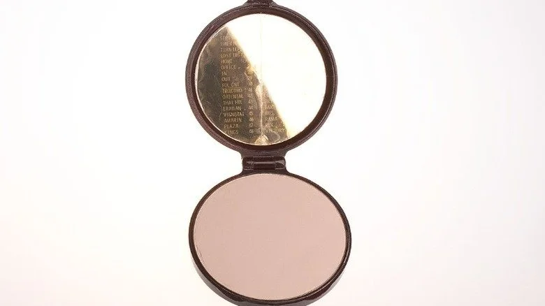 Compact de femme avec code secret