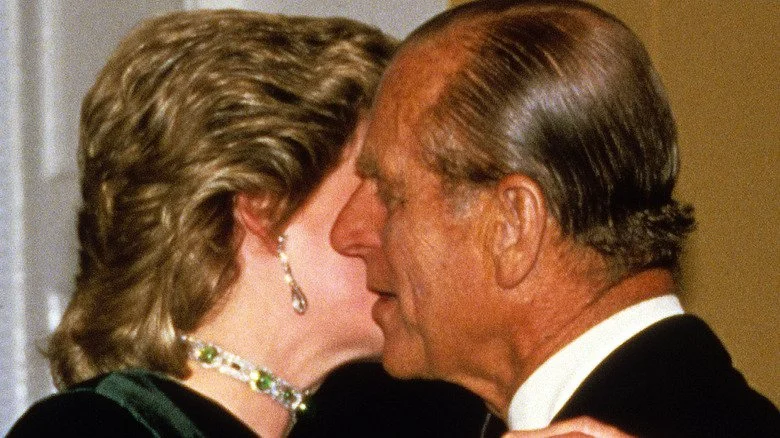 La Princesse Diana embrassant Prince Philip sur la joue