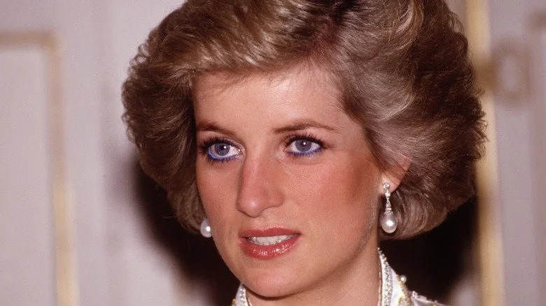 Princesse Diana serrant les dents