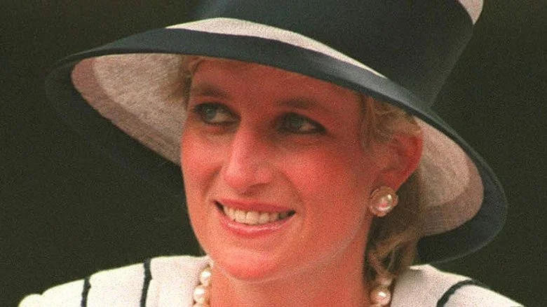 Princesse Diana avec un chapeau élégant, souriant
