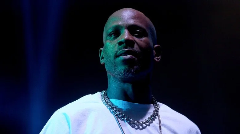 DMX en chemise blanche avec une chaîne